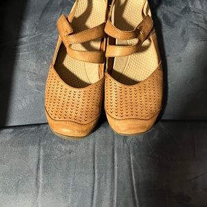 Women’s BareTrap Close Toed Sandals Size 9.5